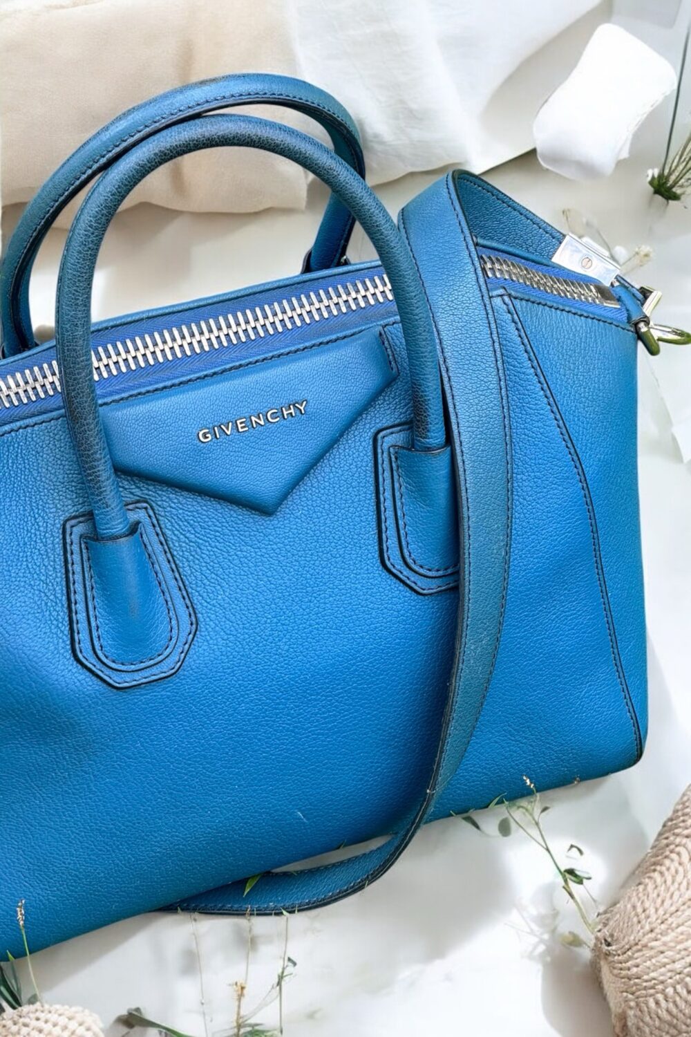 Antígona Givenchy - Image 2