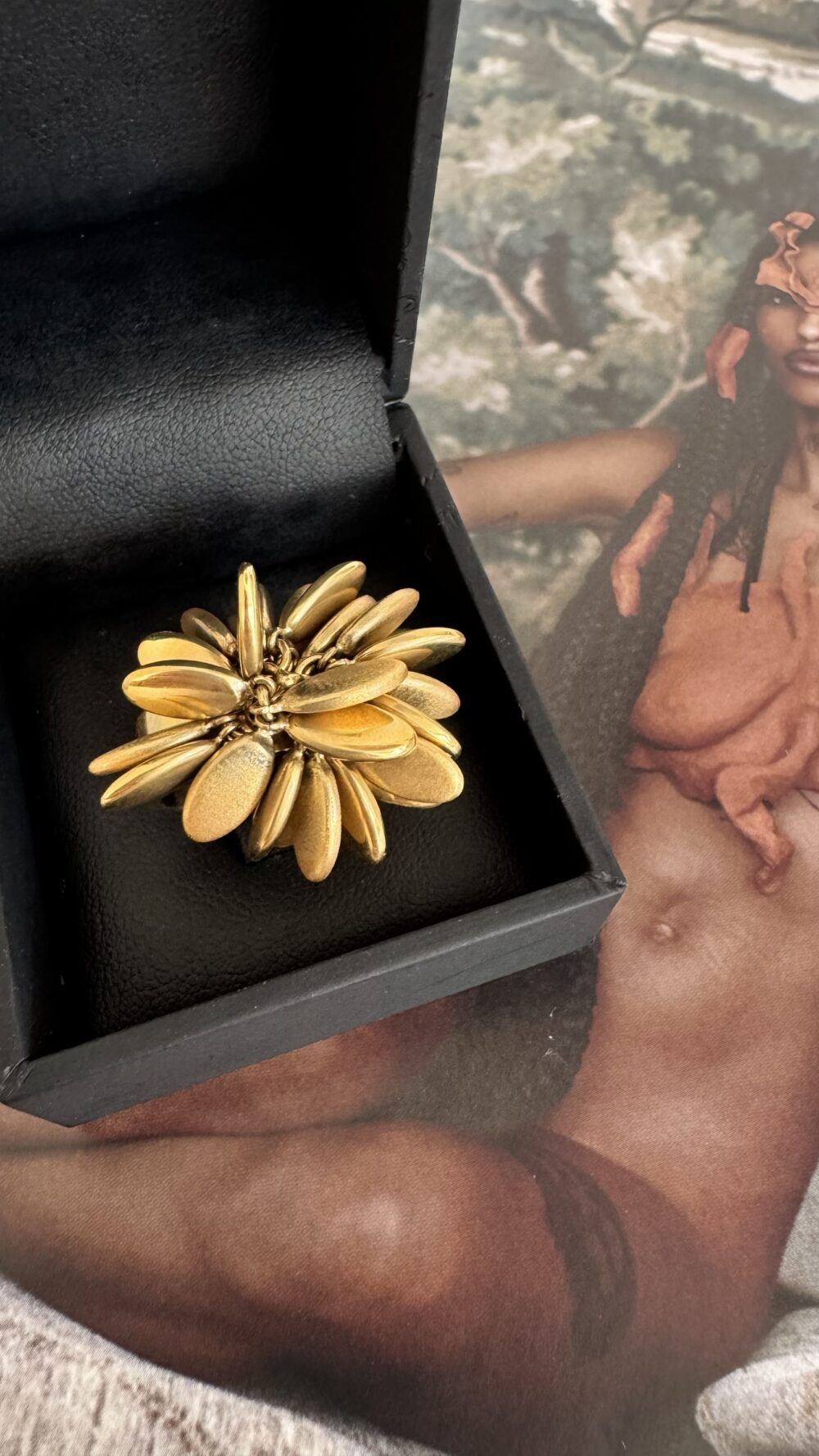 Anel ouro pétalas