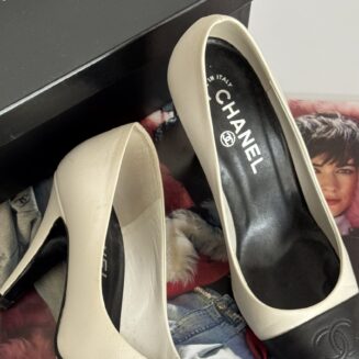 Scarpin Chanel bicolor