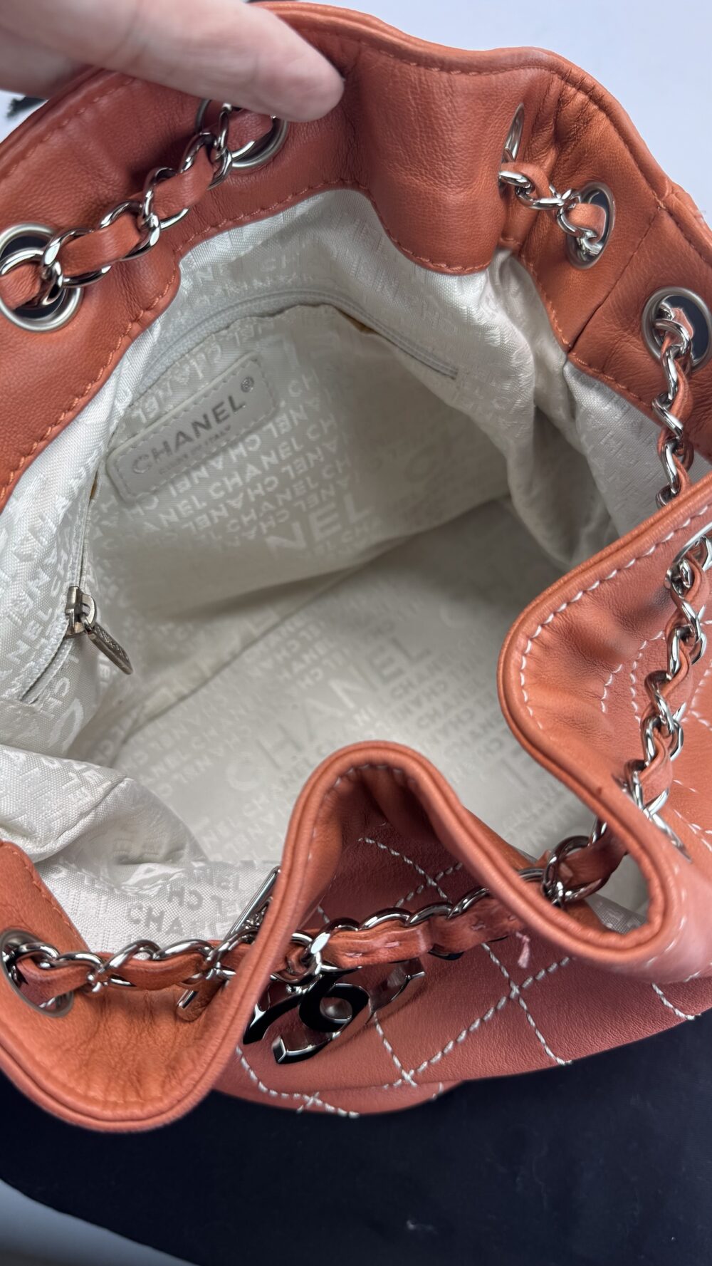 Chanel Supique leather bucket bag - Image 6
