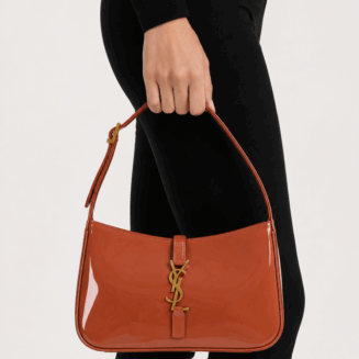 Saint Laurent Le 5 à 7 em couro envernizado