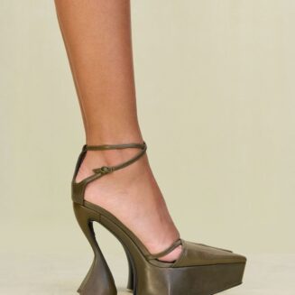 scarpin plataforma com salto escultural da renomada marca de luxo Cult Gaia.