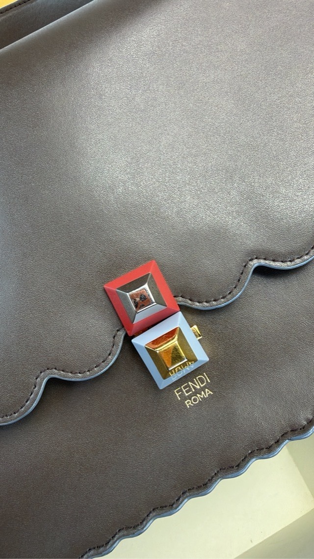 Fendi Kan I Scalloped - Imagem 8